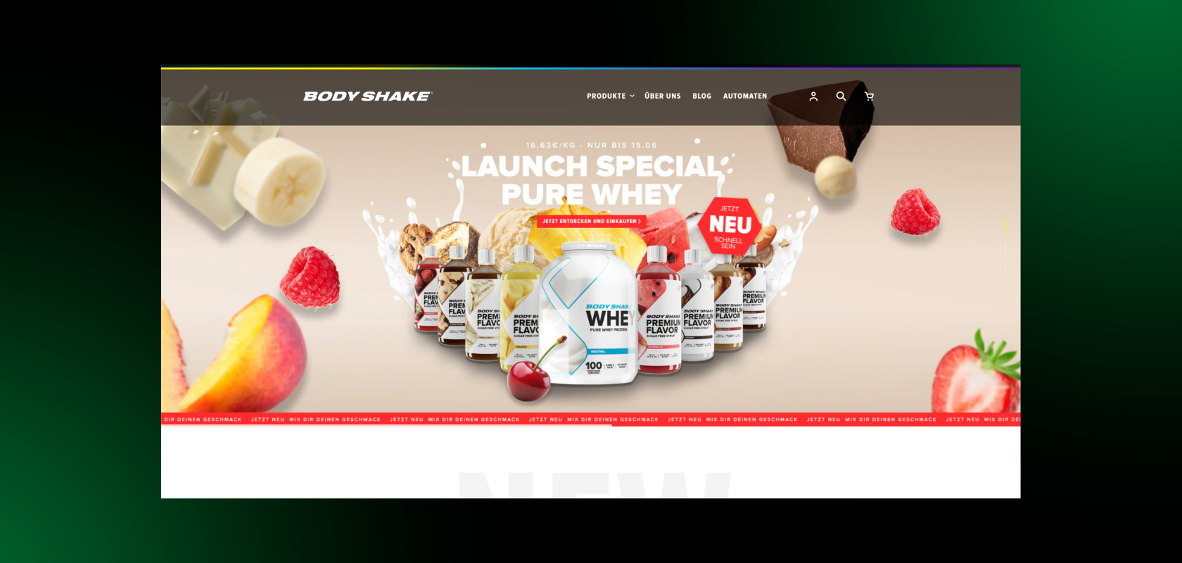 Website-Banner mit verschiedenen Body Shake-Molkenproteinflaschen, umgeben von Früchten wie Bananen, Pfirsichen und Erdbeeren.