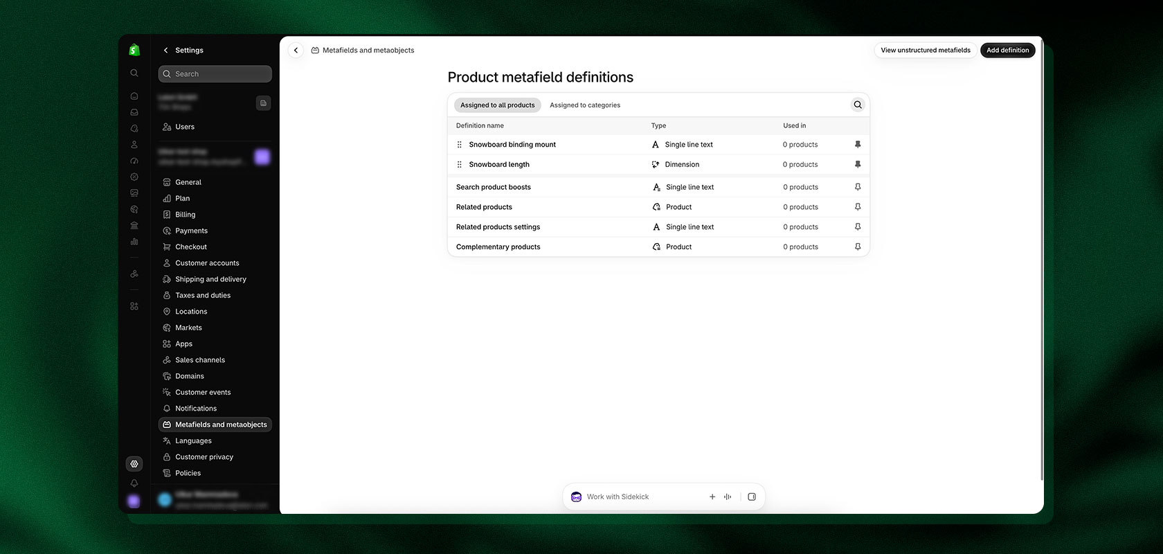 Screenshot of the Shopify admin interface displaying an overview of product metafield definitions and metaobjects in English.