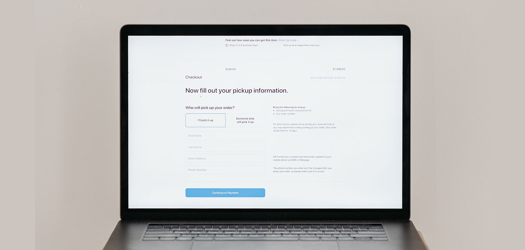 Laptop-Bildschirm mit einem Online-Shop-Checkout-Formular zur Eingabe von Abholinformationen.
