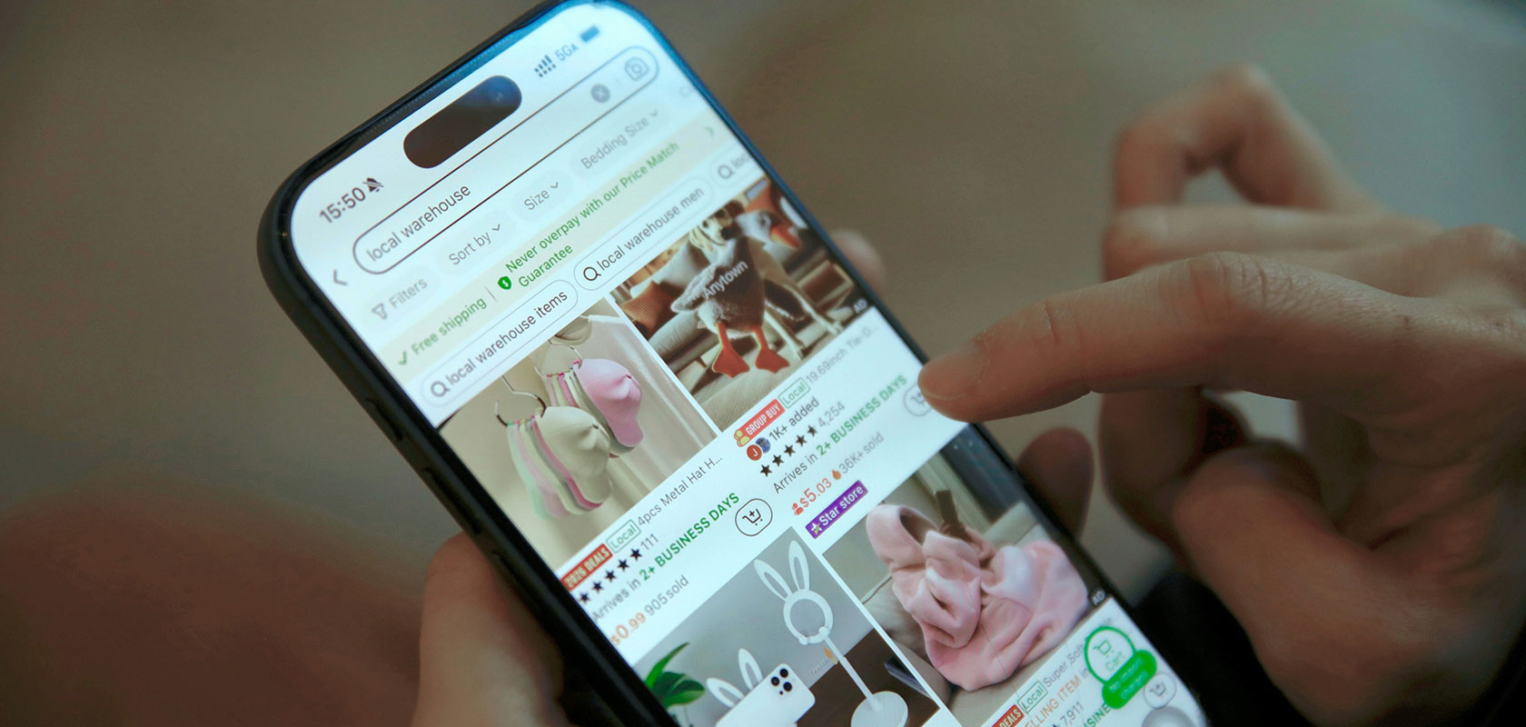 Eine Person, die auf einem Smartphone in einem Online-Shop stöbert, sich verschiedene Plüschtiere ansieht und mit dem Finger auf den Bildschirm tippt.