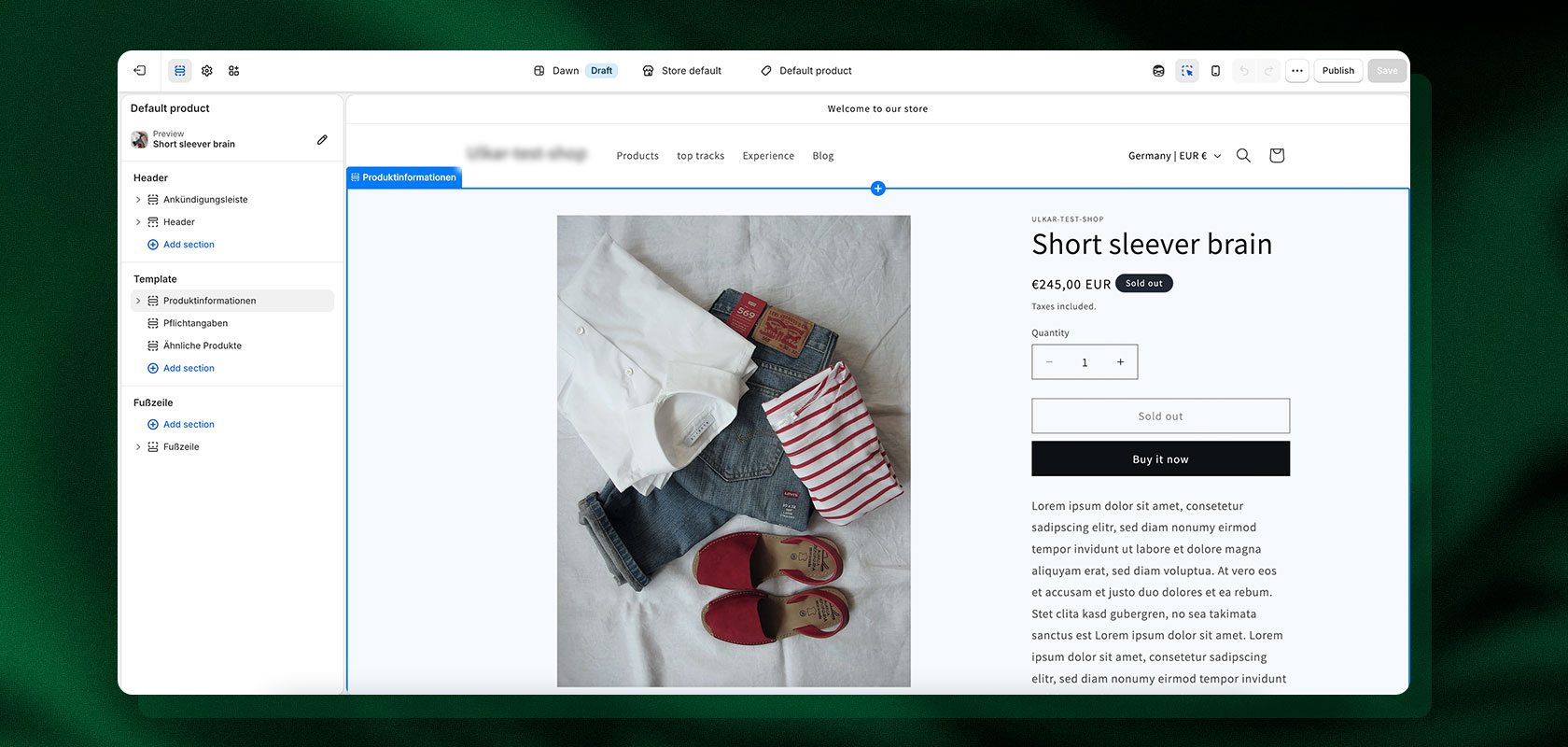 Screenshot einer Website, der eine Produktseite für Kleidung zeigt, auf der ein Outfit aus einem Hut, einem gestreiften Hemd, Jeans, Schuhen und einem Lederaccessoire präsentiert wird.