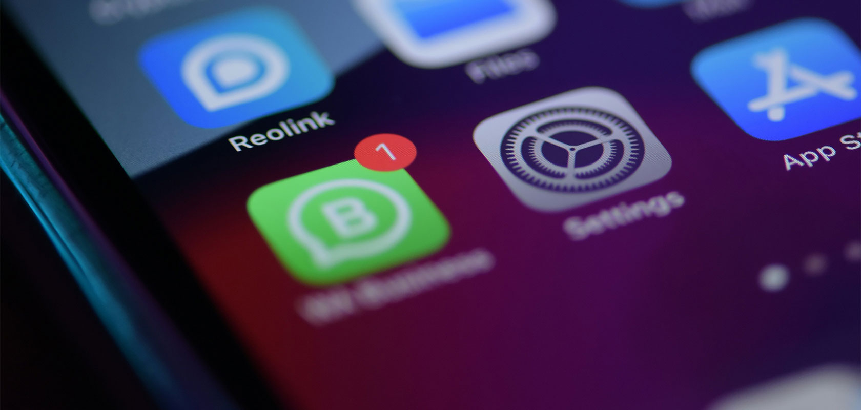 WhatsApp Business App-Icon mit Benachrichtigungs-Badge auf einem Smartphone-Bildschirm.