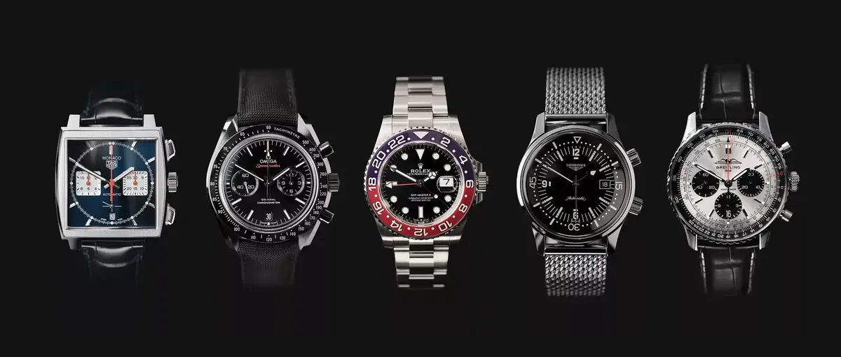 Fünf Luxusuhren mit verschiedenen Designs und Armbändern vor einem schwarzen Hintergrund.