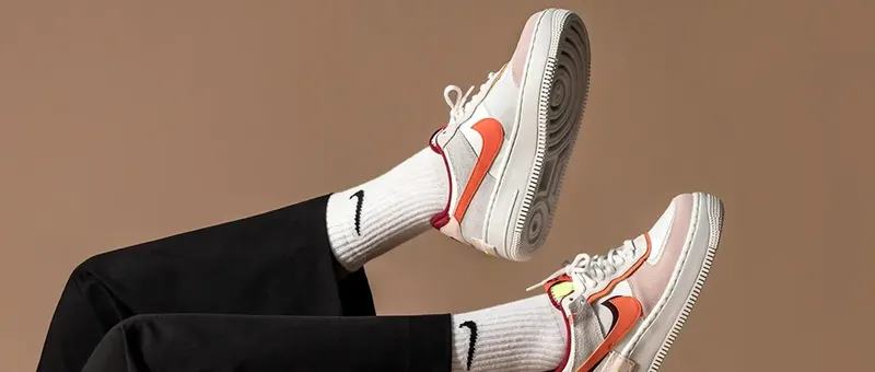 Weiß-orangefarbene Turnschuhe in Nahaufnahme