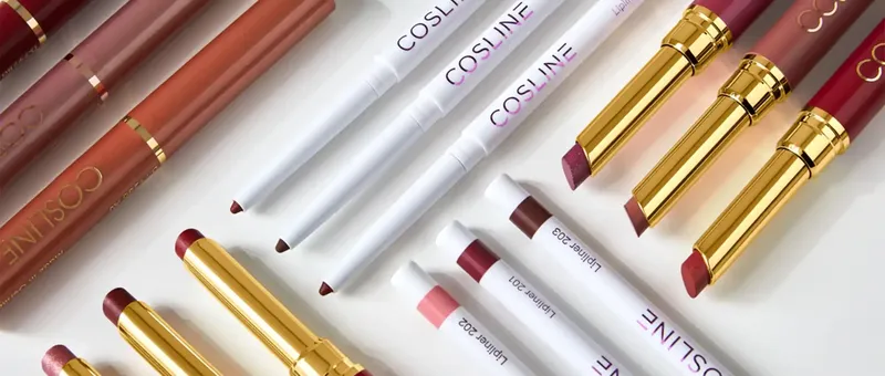 Sortierte Lipliner und Lippenstifte in Rosa- und Brauntönen, mit goldener und weißer Verpackung, diagonal auf einer weißen Fläche angeordnet.