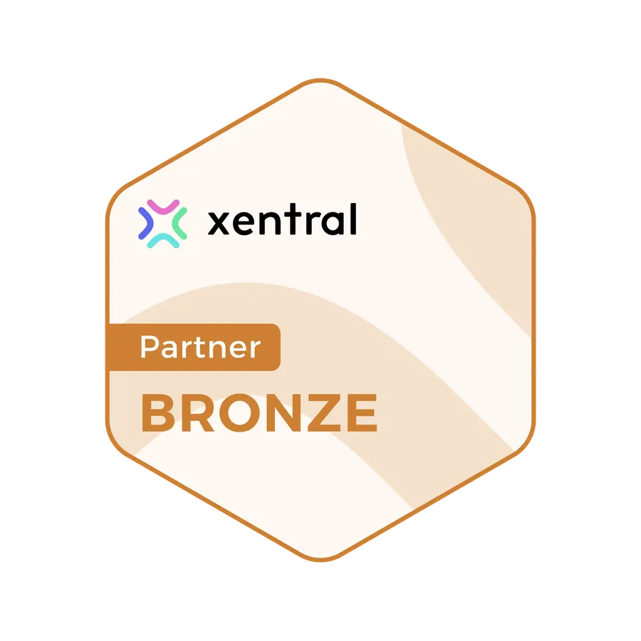 Xentral-Bronze-Partner-Abzeichen mit abstraktem Design und mehrfarbigem Logo auf sechseckiger Form.