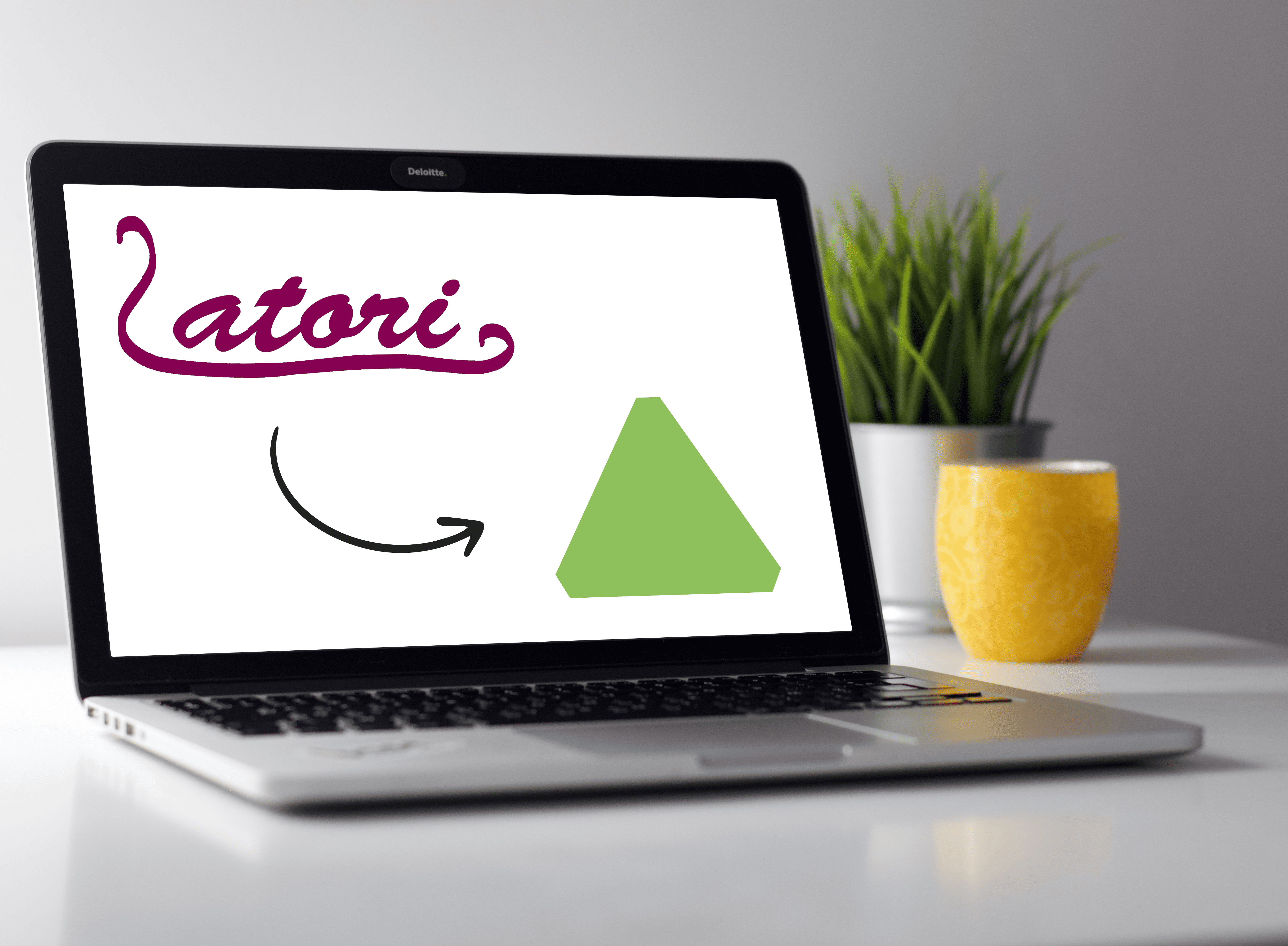 Laptop auf einem Schreibtisch zeigt die Entwicklung des Latori-Logos von einem geschwungenen Schriftzug hin zu einer grünen geometrischen Form.