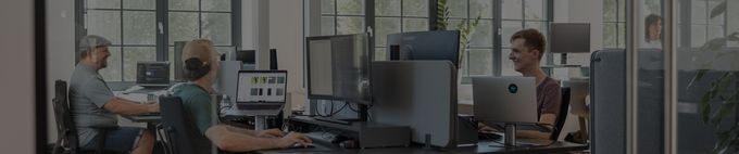 Mitarbeiter der Agentur arbeiten produktiv an Projekten