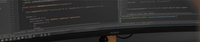 Ein Computerbildschirm zeigt Codes für eine Webseite in Entwicklung