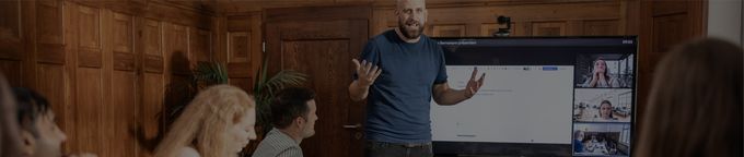 Mitarbeiter der Agentur arbeiten produktiv an Projekten