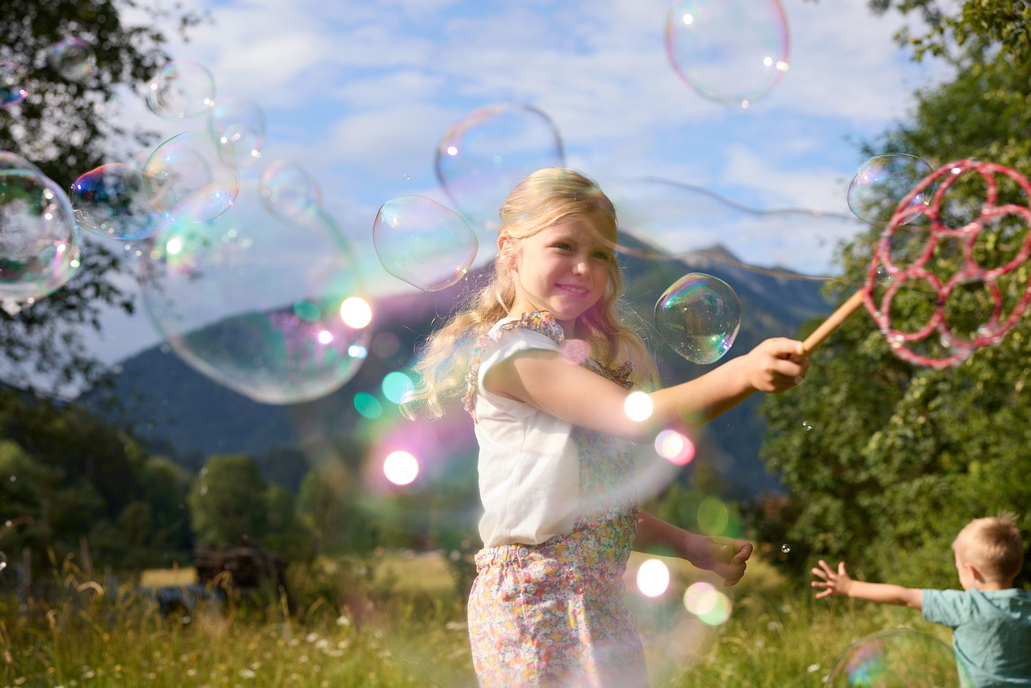 ein Mädchen mit Seifenblasen