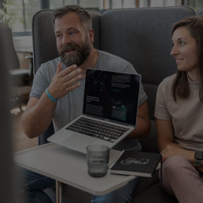 Mitarbeiter der Agentur arbeiten produktiv an Projekten