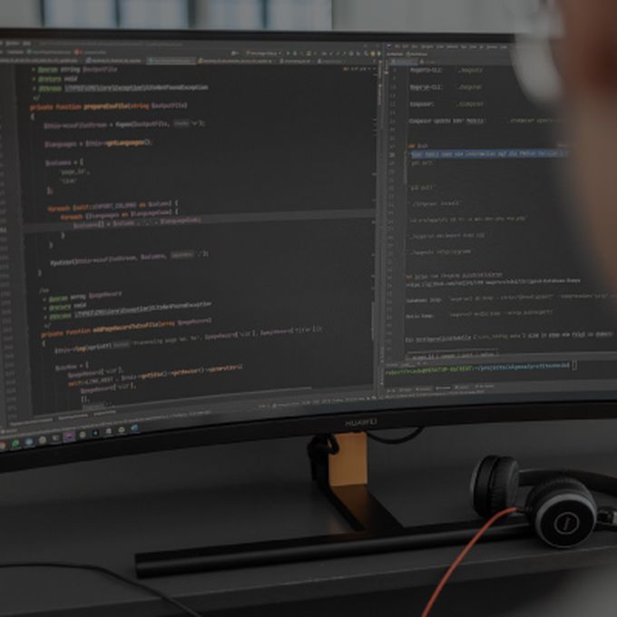Ein Computerbildschirm zeigt Codes für eine Webseite in Entwicklung