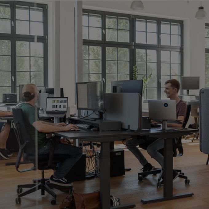 Mitarbeiter der Agentur arbeiten produktiv an Projekten