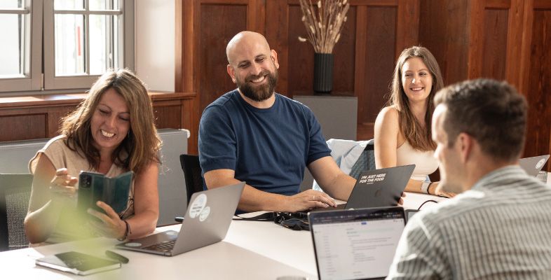 Mitarbeiter der Agentur arbeiten produktiv an Projekten