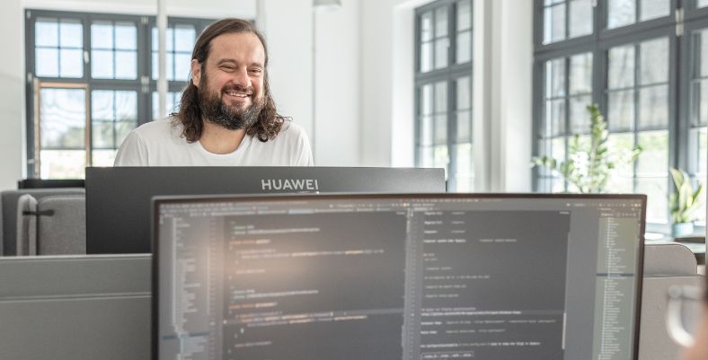 Mitarbeiter der Agentur arbeiten produktiv an Projekten