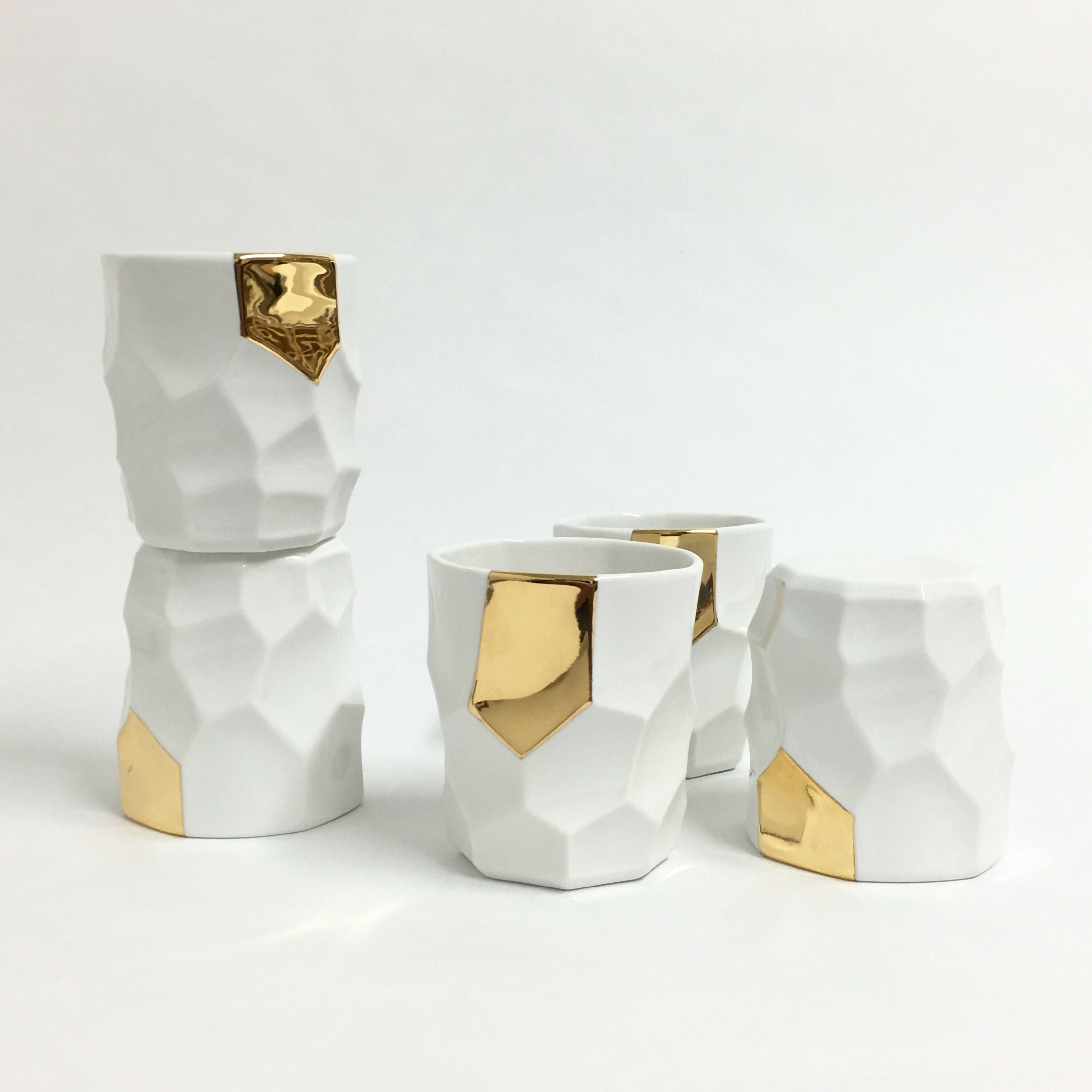 Verre facetté en porcelaine blanc et or | EMPREINTES Paris