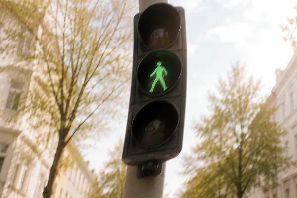 Simulation einer Hornhautverkrümmung ab 3,0 dpt: Eine Fußgängerampel an einer Straßenkreuzung erscheint deutlich unscharf, Konturen wirken verzogen und feine Details sind nur noch eingeschränkt erkennbar.