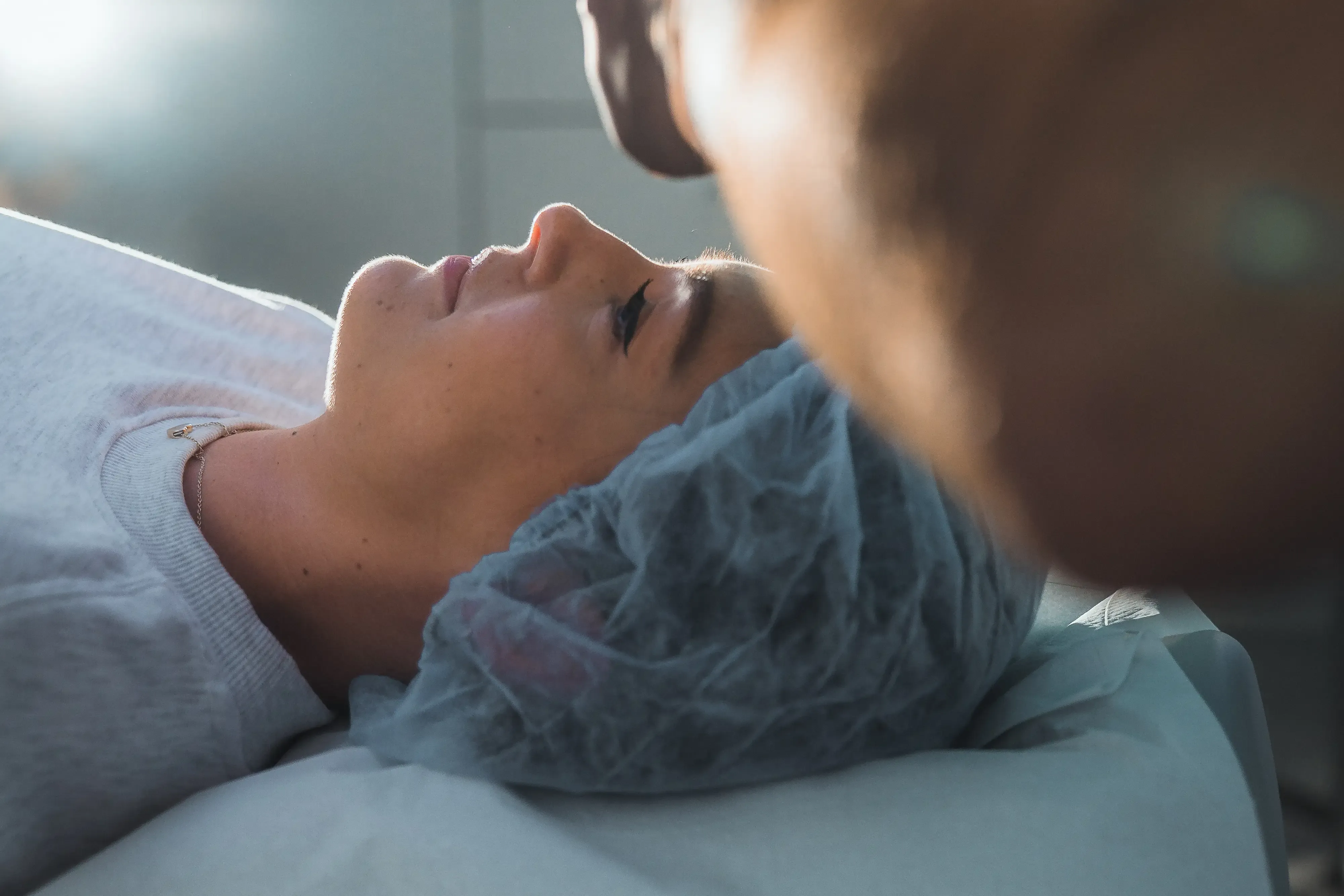 Routine beim Augenlasern in Hamburg: Patientin wird von einem erfahrenen Behandlungsteam auf den Eingriff vorbereitet.