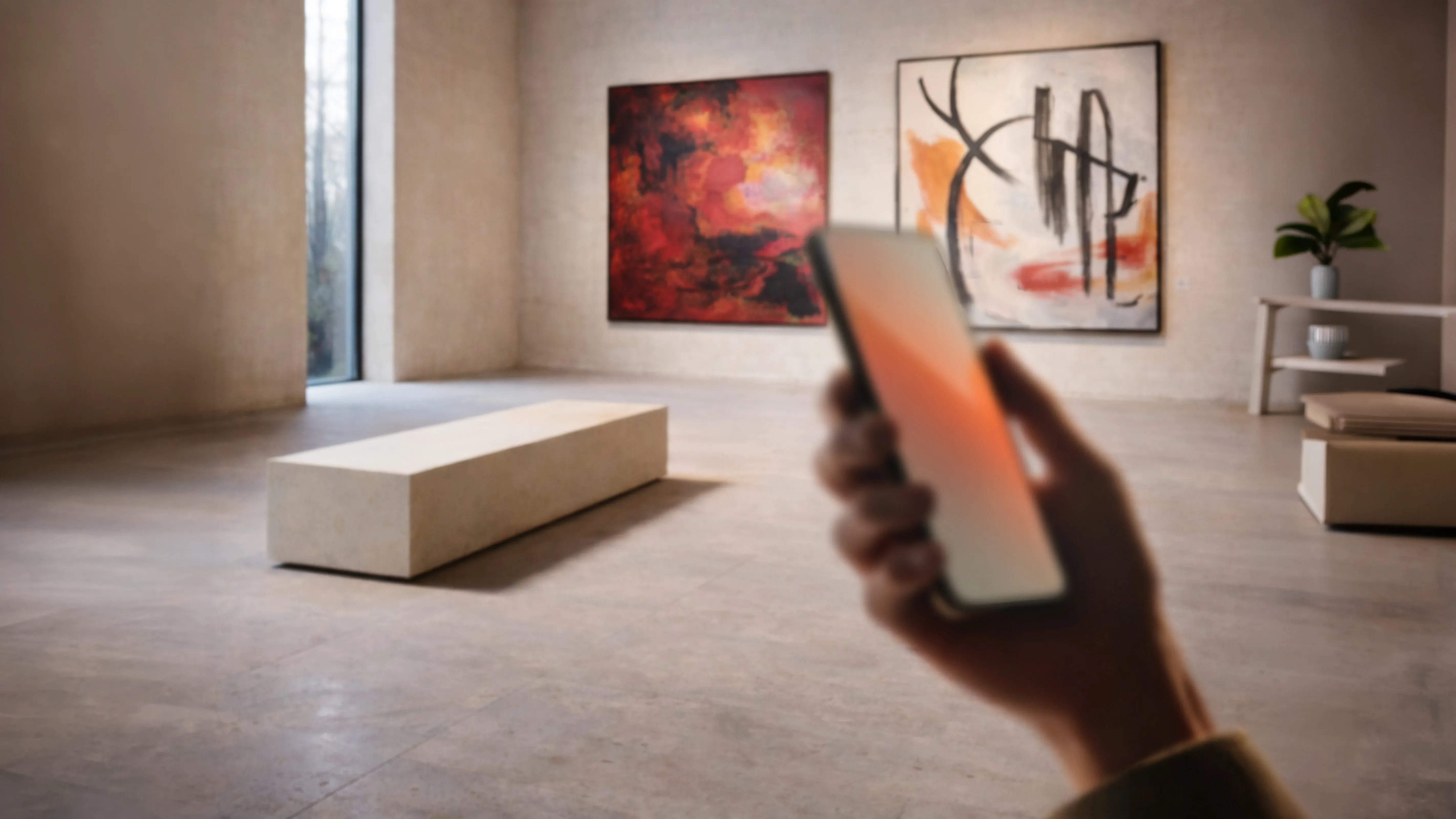 Blick auf ein Smartphone und Kunstwerke als Beispiel für scharfes Sehen nach dem Augenlasern bei Weitsichtigkeit.