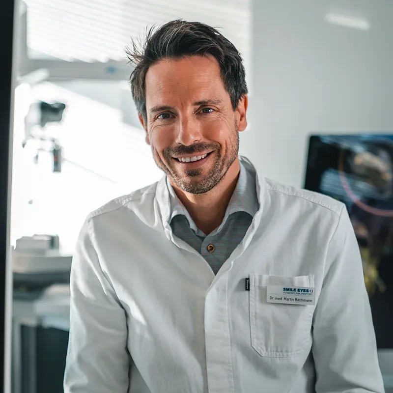 Image Portraitbild des Smile Eyes Augenarztes Dr. med. Martin Bechmann aus München.