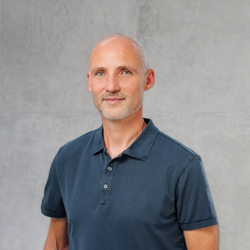 Portraitbild des Smile Eyes Augenarztes Dr. med. Alexander Hohenstein aus Rostock.