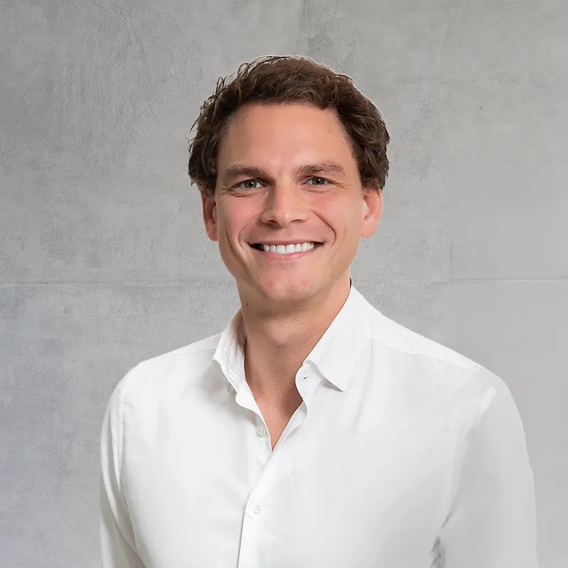 Augenarzt Dennis Valler aus München