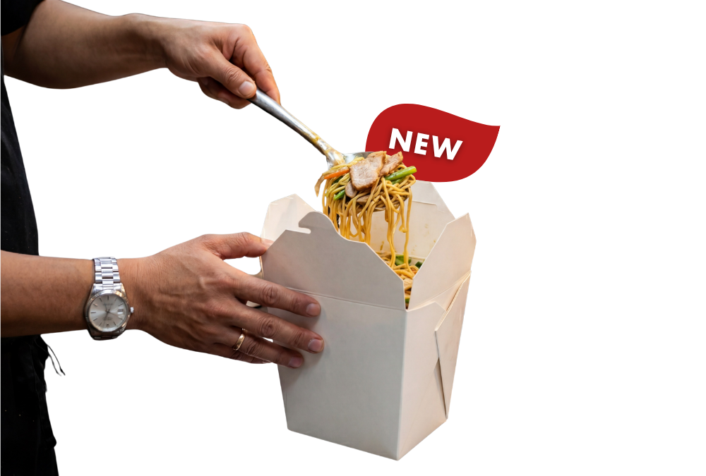 Hand hält eine gefüllte Nudelbox