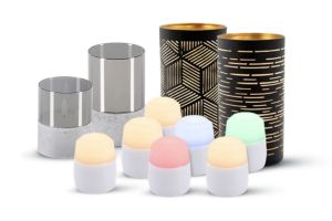 Verschiedene dekorative Kerzenhalter und LED-Leuchten in unterschiedlichen Formen und Farben, darunter Modelle mit schwarzen Mustern und in Metallic-Optik.