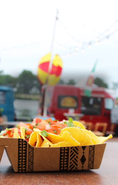 Essen vor einem Streetfood-Stand