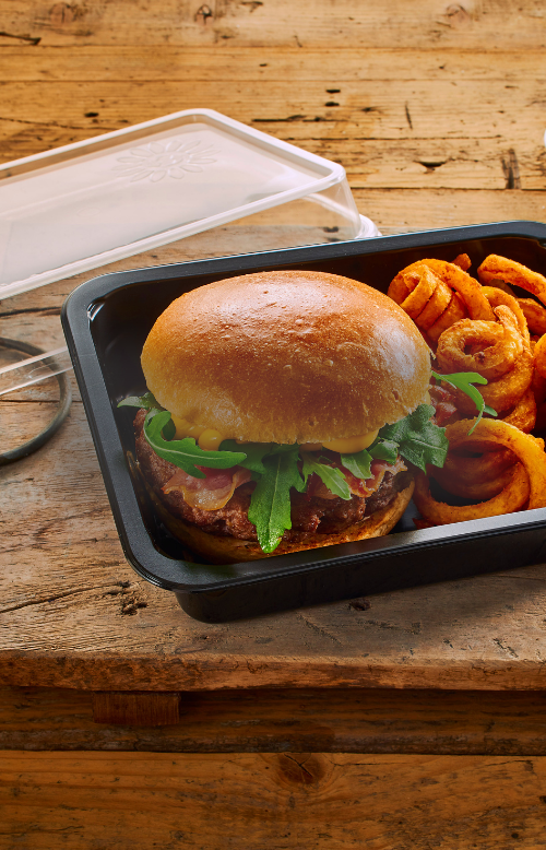 Burger verpackt in einer Mehrweg-Menübox