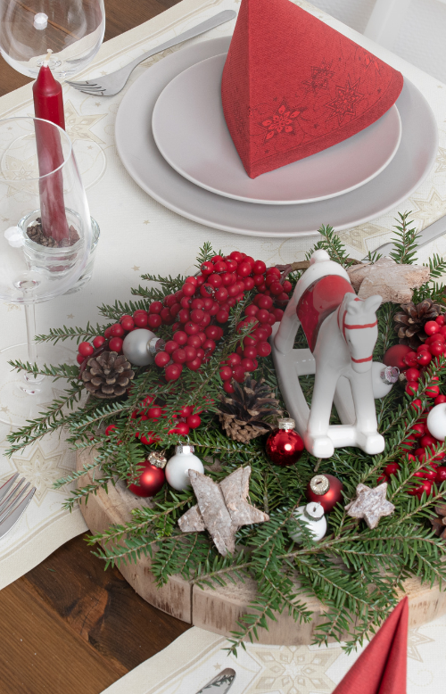 Weihnachtstisch dekoriert mit Produkten mit demselben Muster