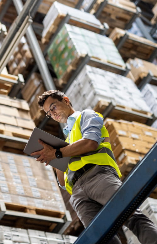 Unsere Mitarbeiter arbeiten besonders modern im Hochregallager von PAPSTAR