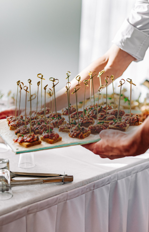 Fingerfood wird zu einem Buffet gebracht