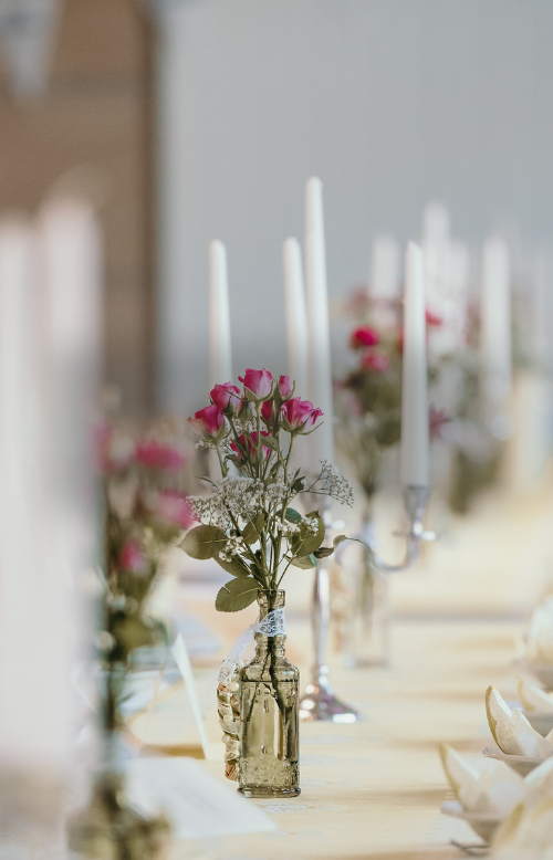 elegant gedeckter Tisch zur Hochzeitsfeier