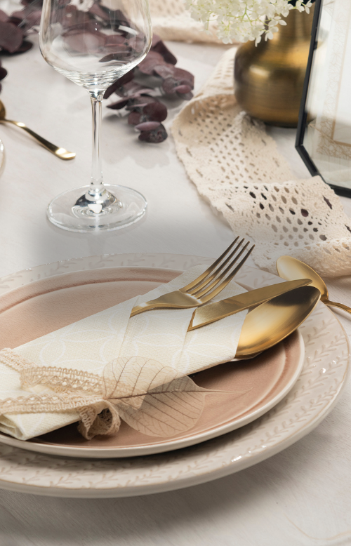 festlich gedeckter Tisch zur Konfirmation und Kommunion