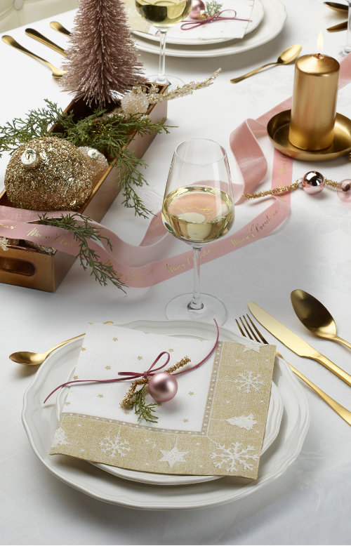 Weihnachtstafel eingedeckt mit festlicher Tischdeko