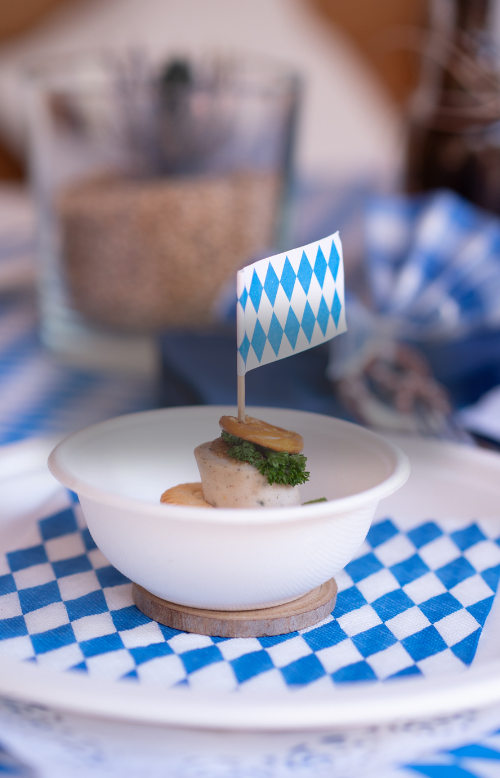 Speise angerichtet mit bayrischen Einmalprodukten