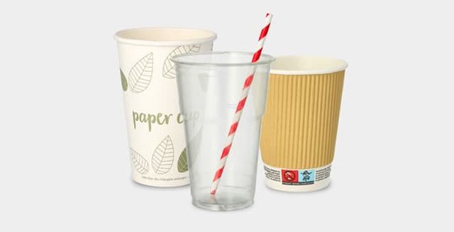 Kaffeebecher, Kunststoffbecher und Strohhalme für kalte und warme Getränke