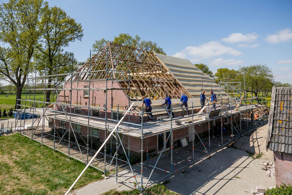 Timmermannen bezig op het dak