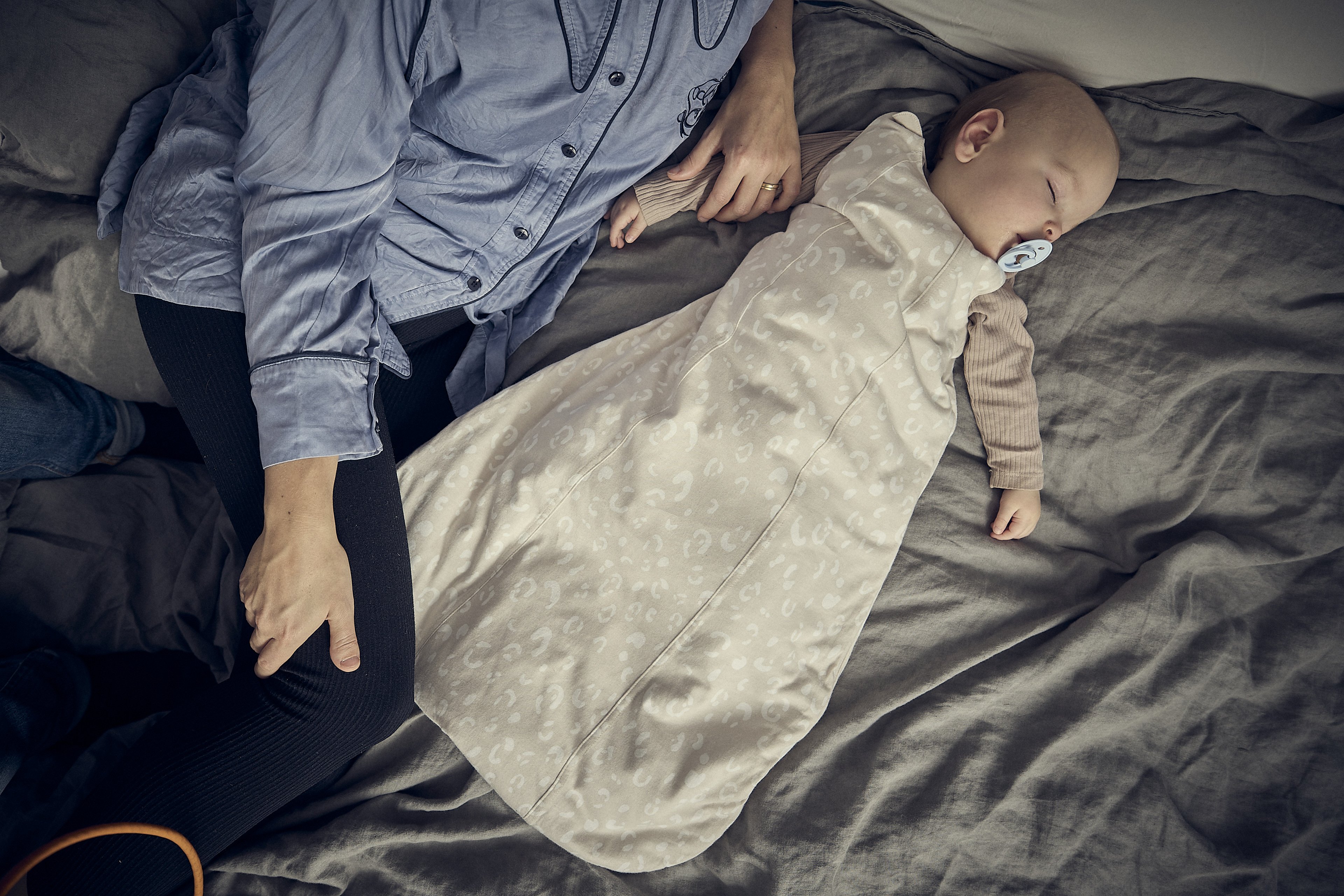 Was sollte mein Baby im Bett unter einem Schlafsack tragen?