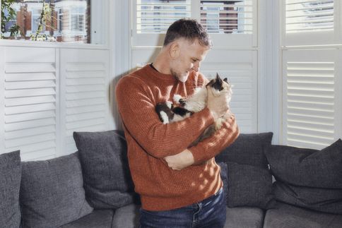 7 signs your cat loves you (and how to show it back)