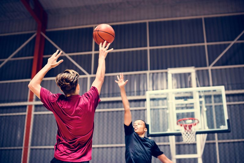 Zwei Burschen spielen Basketball