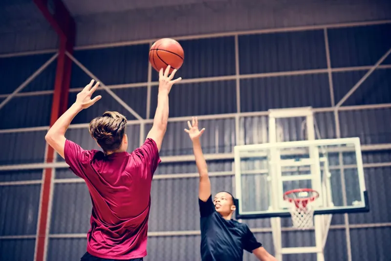 Adolescentes jogando basquete