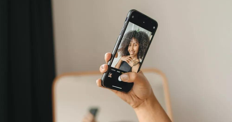 mão e celular com uma mulher gravando um stories