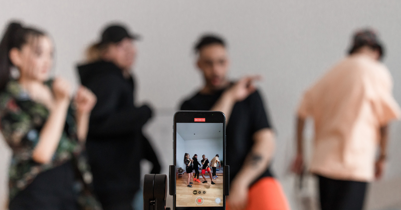 Junge Menschen, die sich bei einer Tanz-Challenge für TikTok filmen