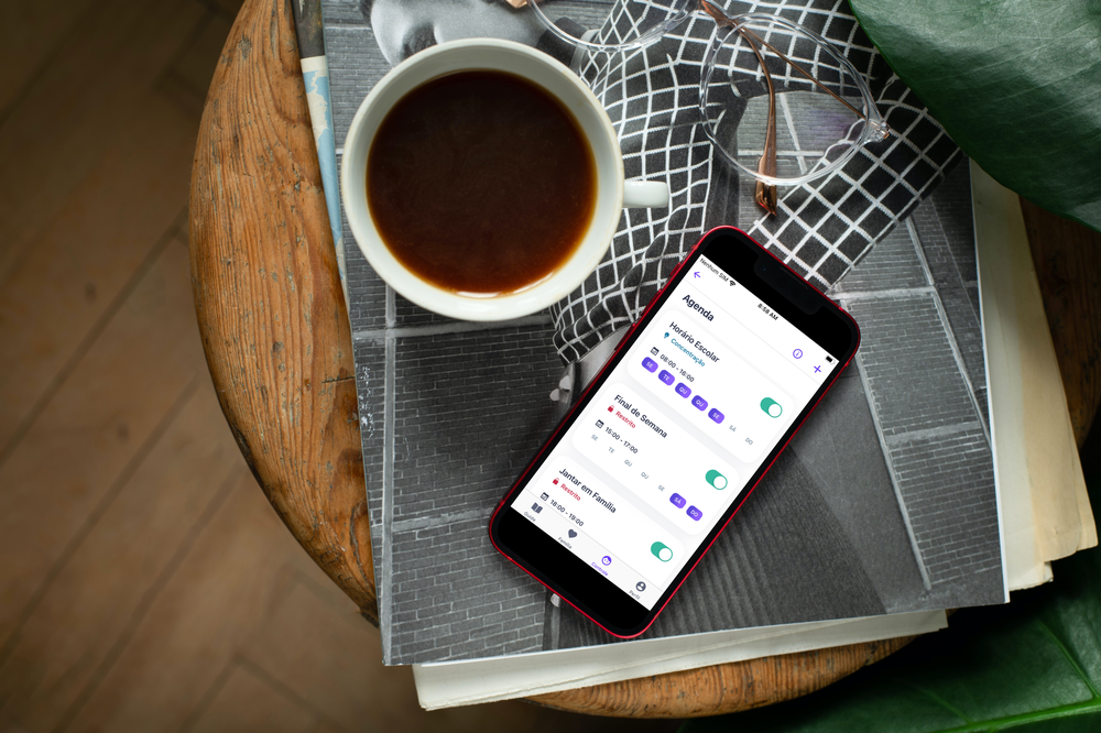 celular em cima da mesa com o aplicativo aberto na área da agenda