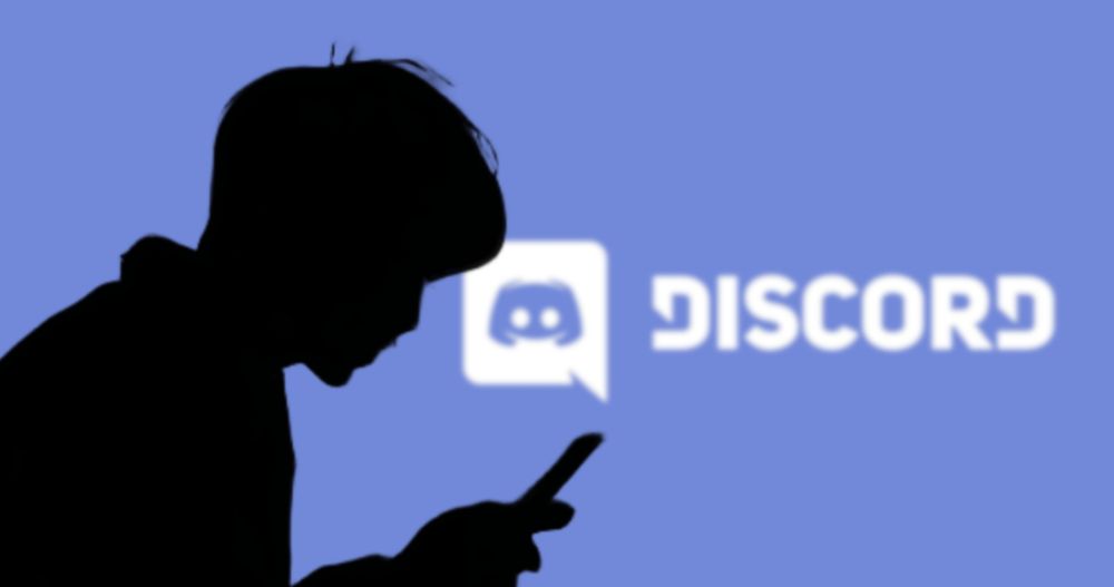 Silhouette eines Kindes, das auf sein Handy sieht, im Hintergrund ist das Discord Logo