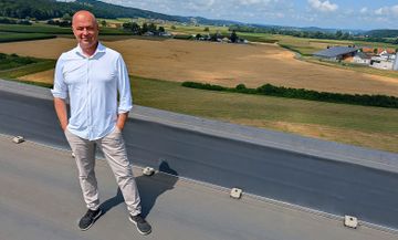 Roland Fink bei der Präsentation des neuen Grundstückes