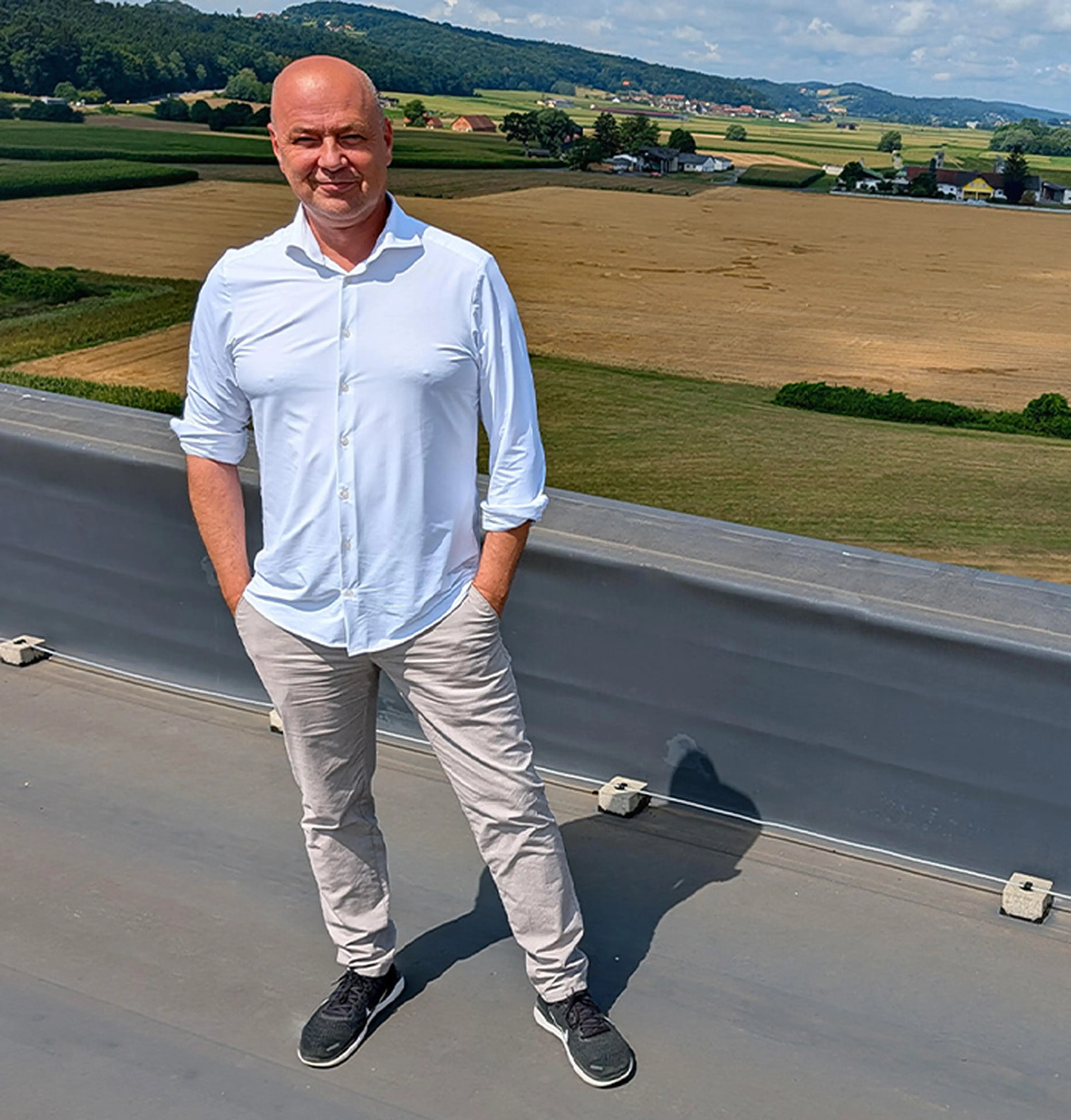 Roland Fink zeigt neues Grundstück